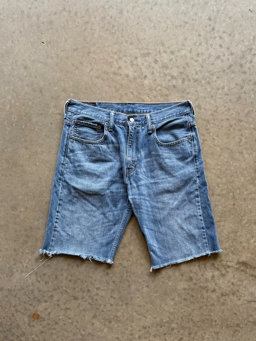 Levi’s 569 Jean Shorts Mens 34 Blue Light Wash Denim Cut Off Fringe Raw Edge